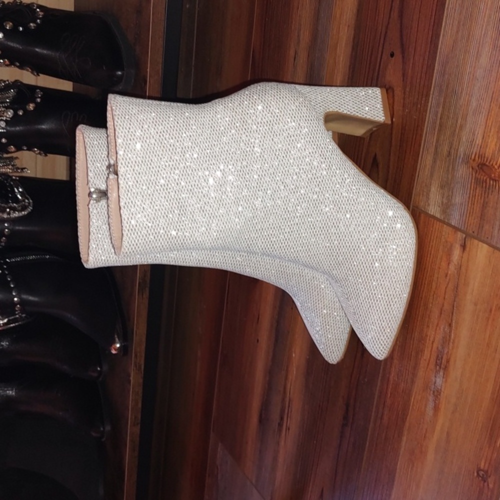 🚨 Sale 🚨 Women's white glitter ankle boots
